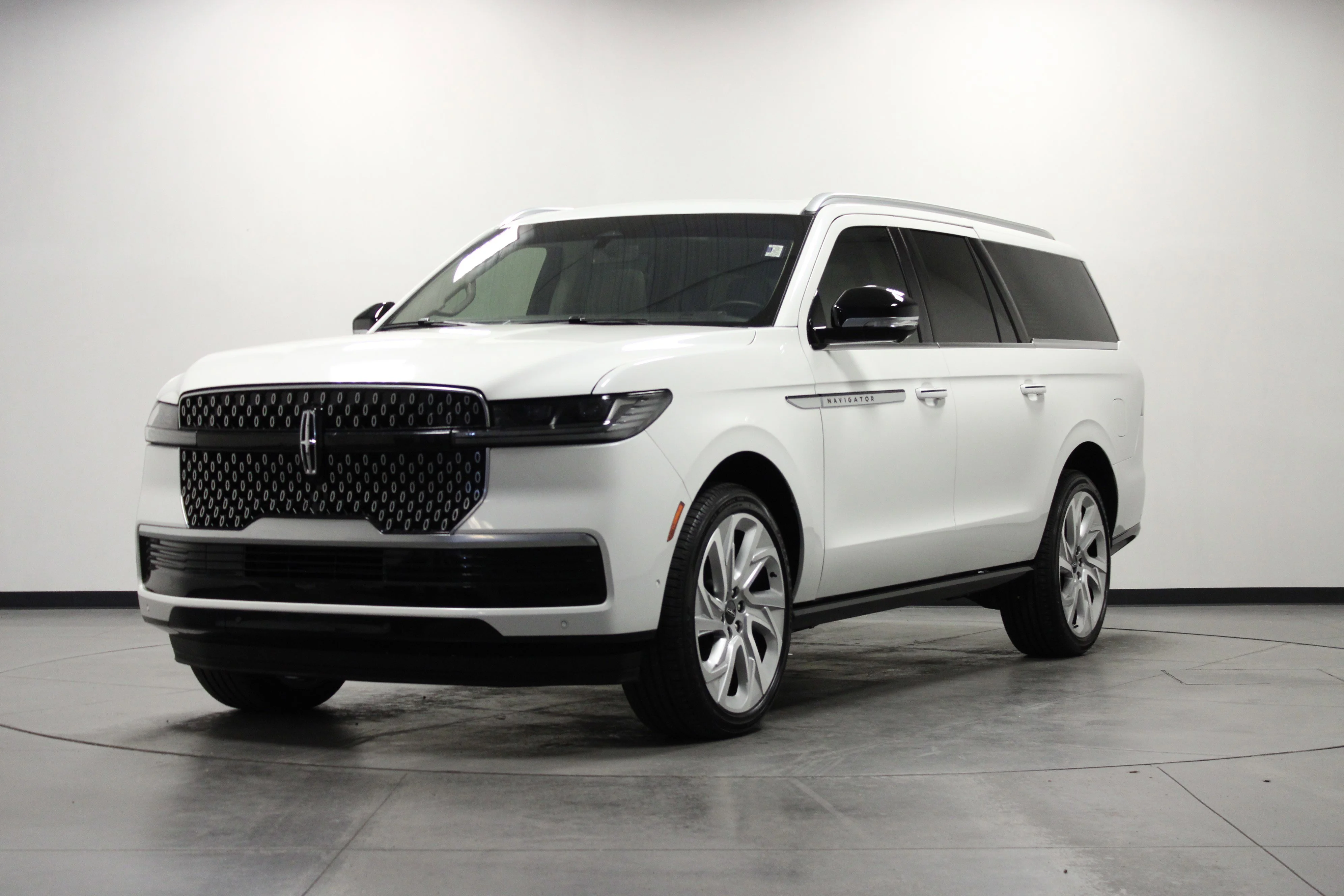 Used 2025 White Metallic Lincoln Reserve image 8