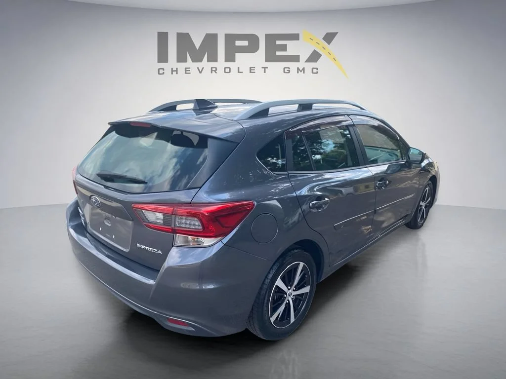 Used 2020  Subaru Premium image 5