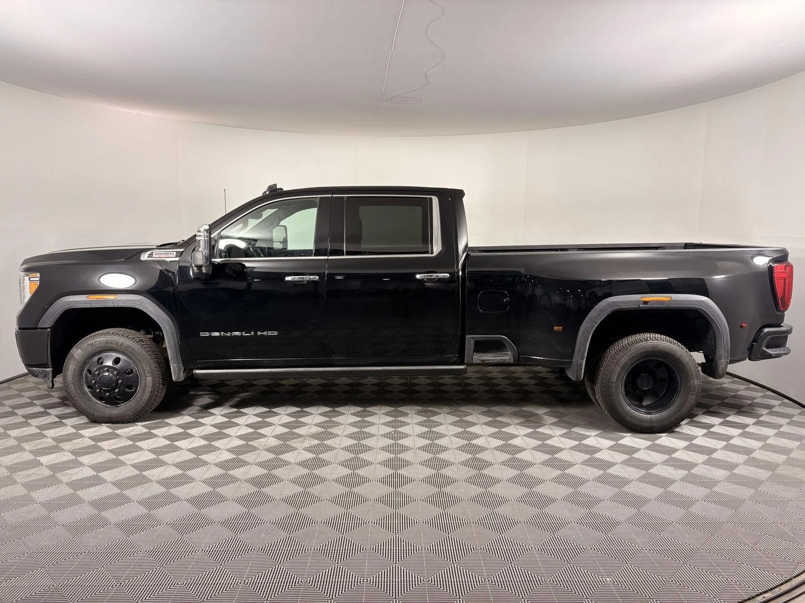 Used 2023 Onyx Black GMC Denali DRW image 2