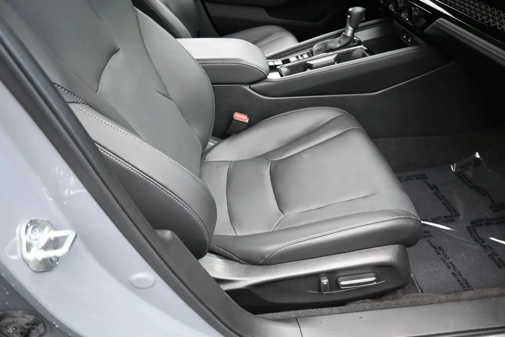 Used 2024 Solar Silver Metallic Honda Touring image 40