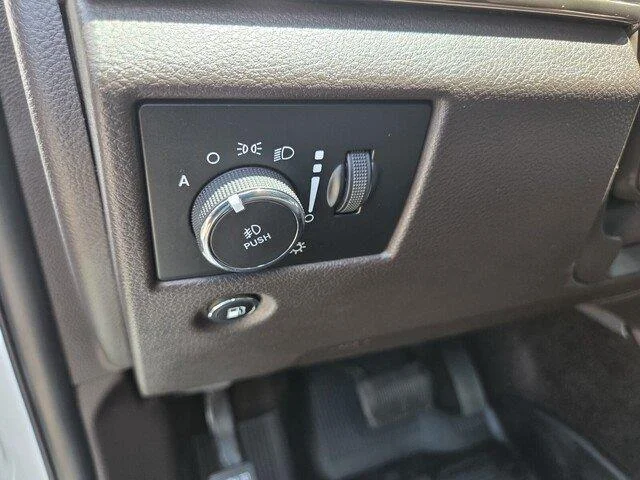Used 2018 Ivory 3-Coat Jeep Summit image 12