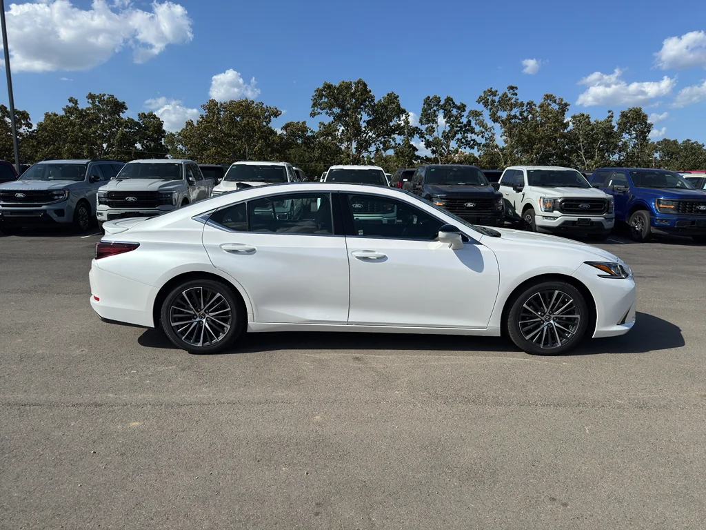 Used 2023 Eminent White Pearl Lexus Luxury image 4