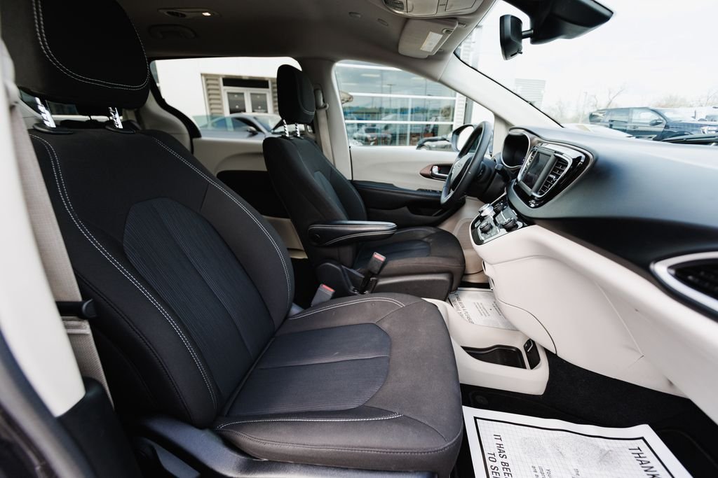 2023 Chrysler Voyager LX - Photo 14