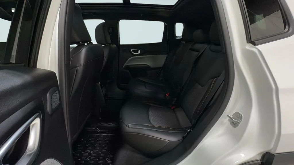 New 2026 Bright White Clearcoat Jeep Latitude image 13
