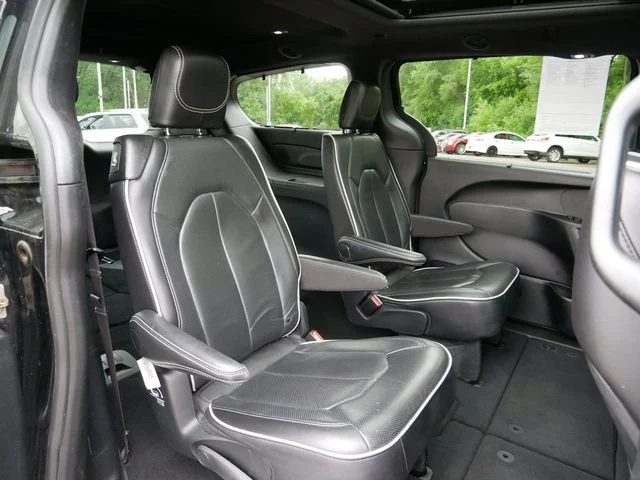 Used 2025 Diamond Black Chrysler Limited image 9