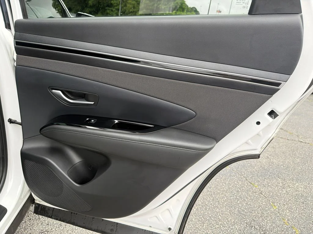 Used 2023 White Hyundai SEL Convenience image 16