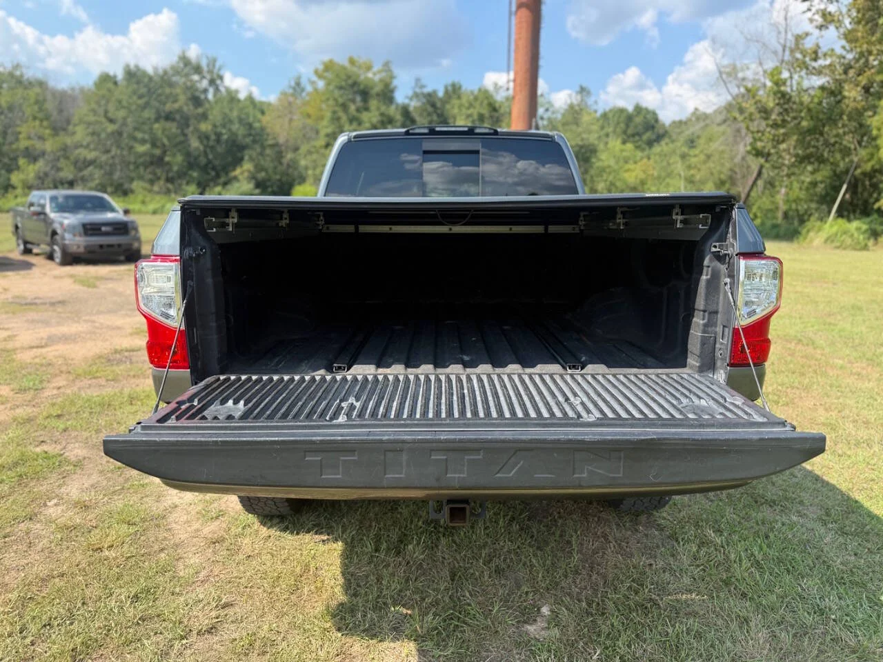 Used 2017 Gray Nissan SV 4x4 4dr Crew Cab image 10