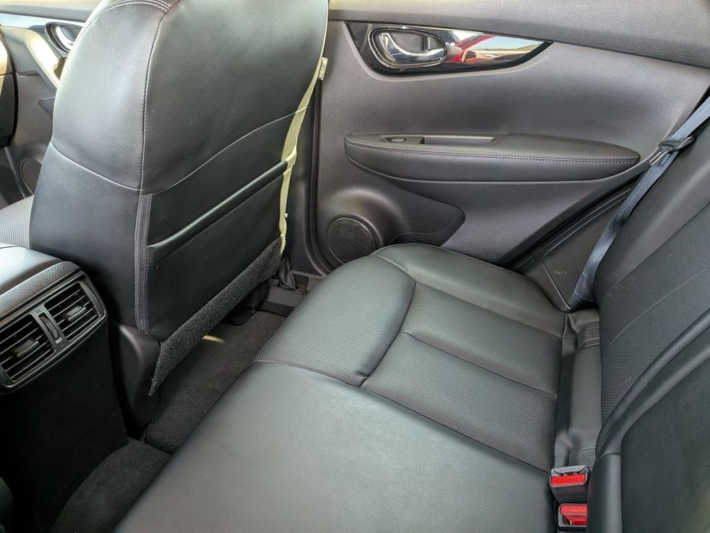 Used 2022 Red Nissan SL image 35