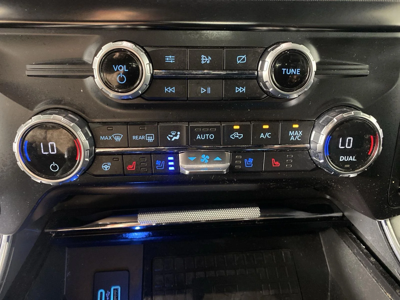Used 2021 Smoked Quartz Metallic Tinted Clearcoat Ford Platinum image 23