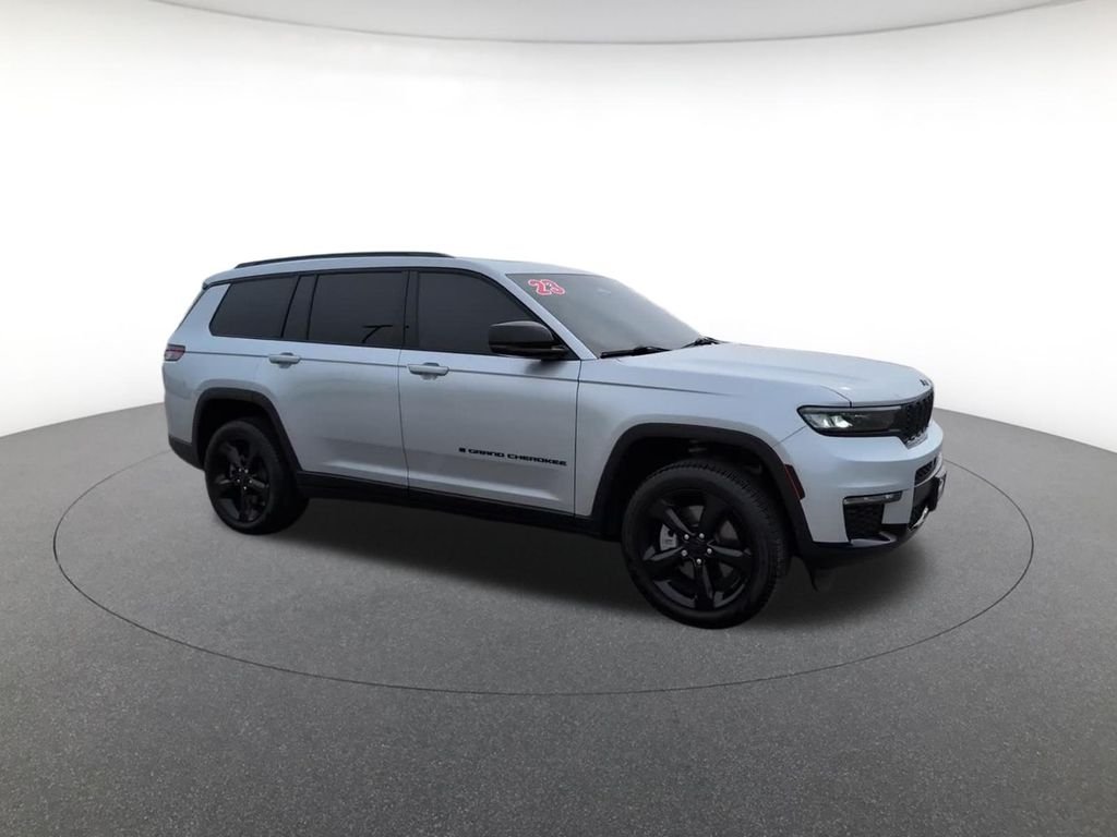 Used 2025 Silver Jeep Limited image 4