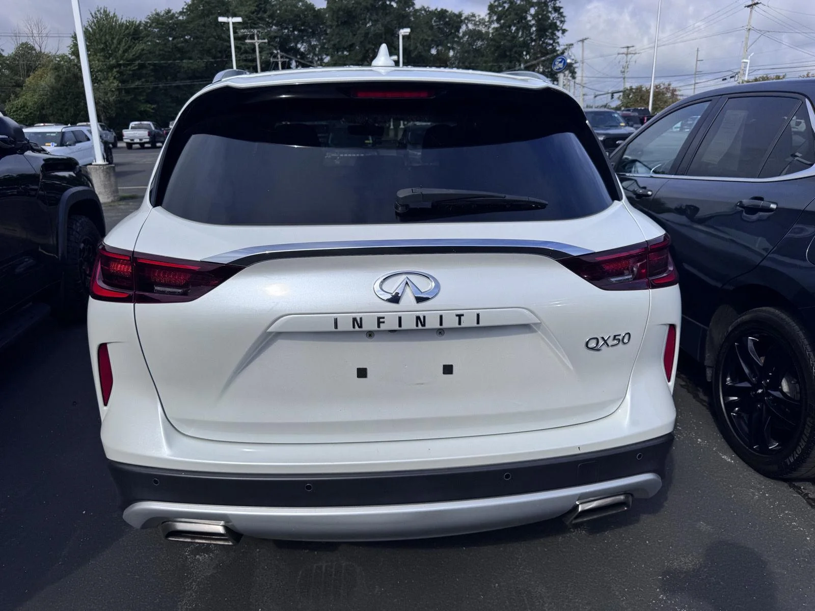Used 2023 Radiant White INFINITI LUXE image 5