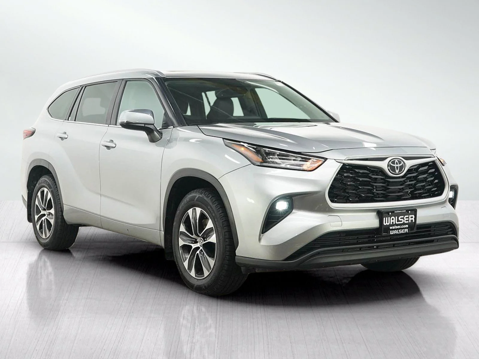 Used 2024 Silver Toyota XLE AWD (Natl) image 7