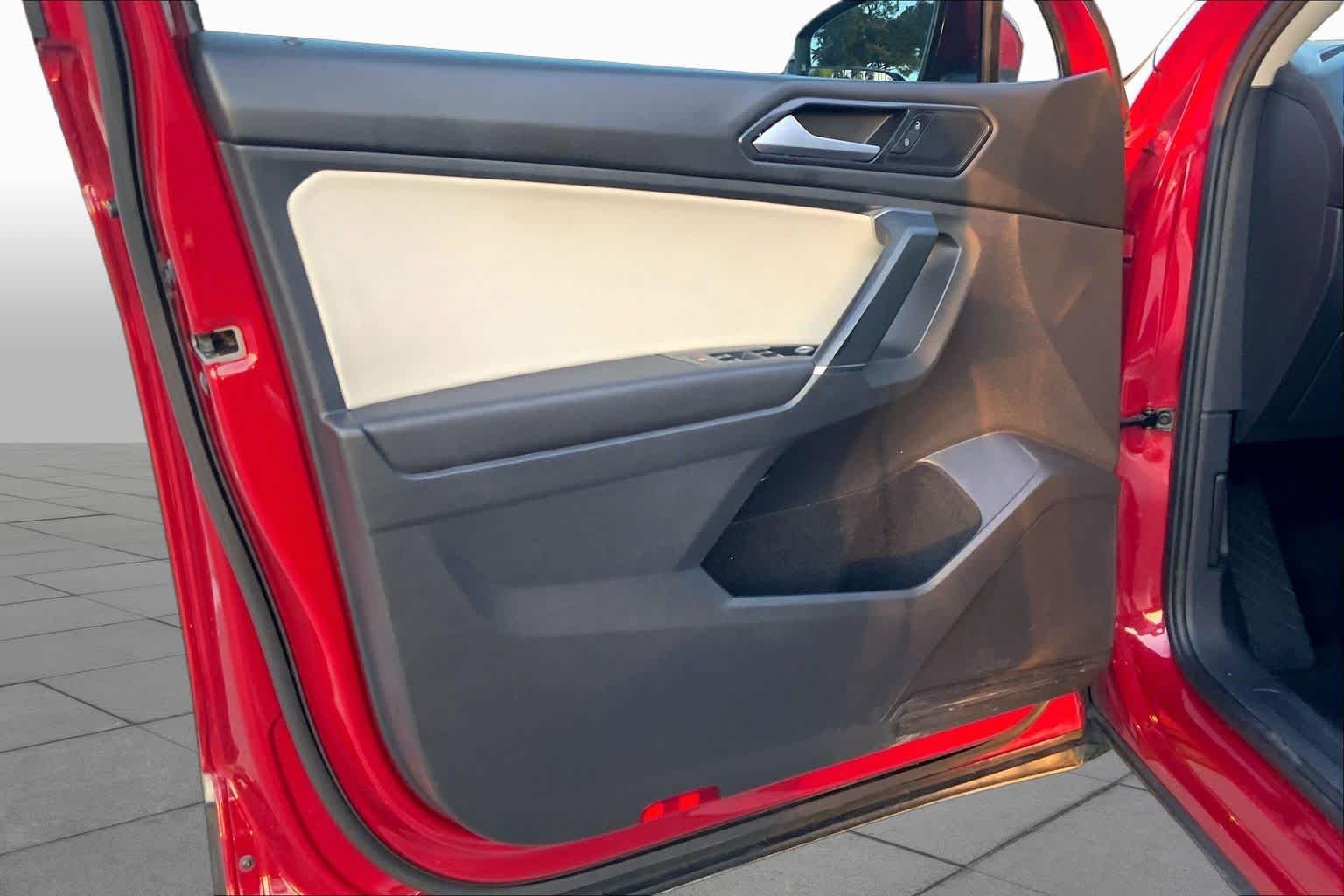 Used 2018 Cardinal Red Metallic Volkswagen SE image 21