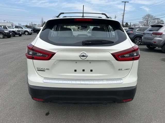 Used 2022 White Nissan SL image 6