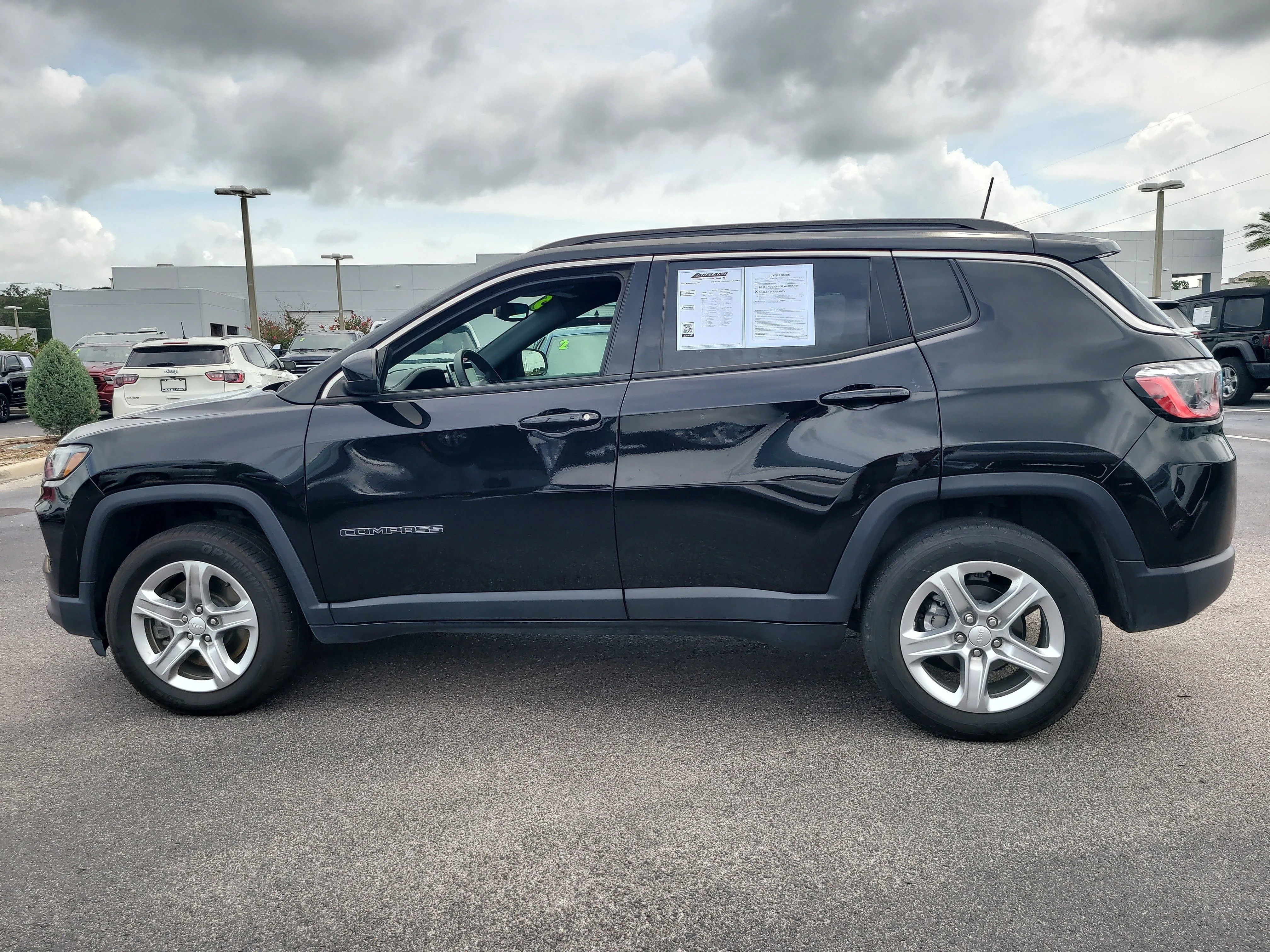 Used 2023 Diamond Black Crystal Pearlcoat Jeep Latitude image 7