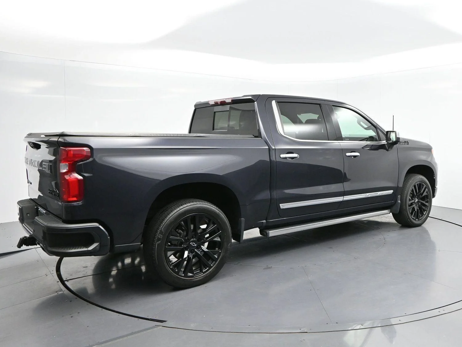 Used 2023 Dark Ash Metallic Chevrolet High Country image 7
