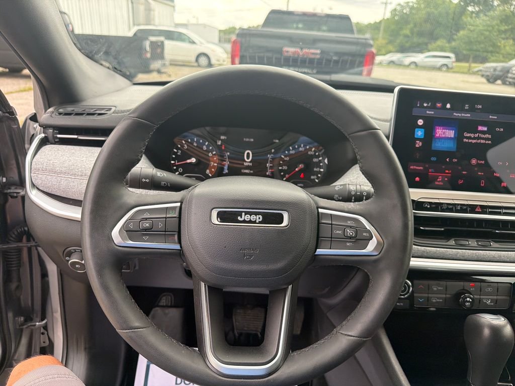 Used 2023 Silver Jeep Latitude Lux image 17