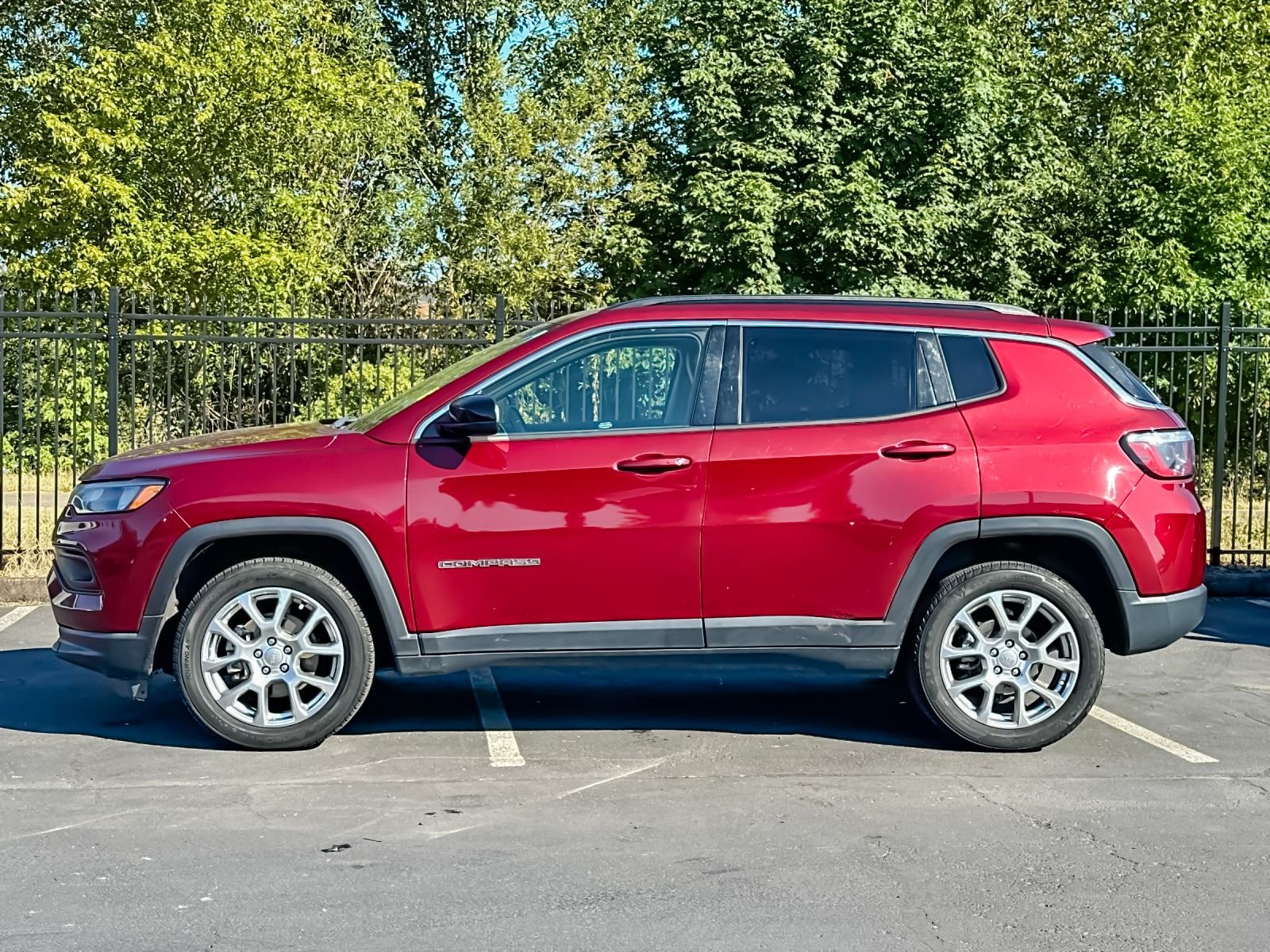 Used 2022 Red Jeep Latitude Lux image 7