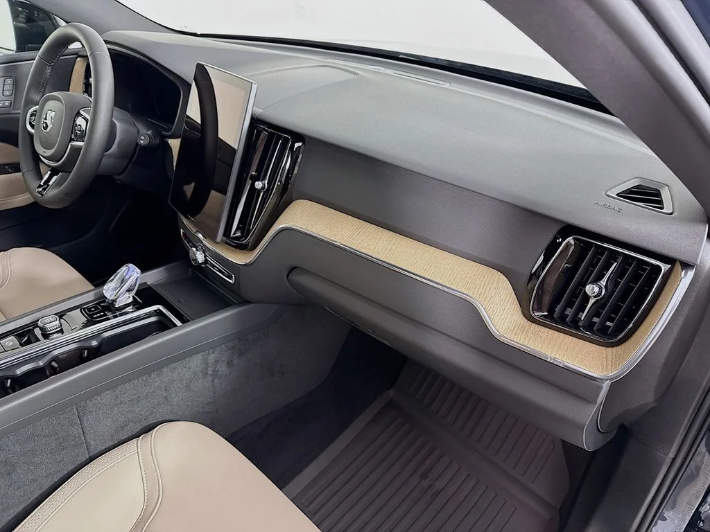 2026 Volvo XC60 Plus - Photo 29