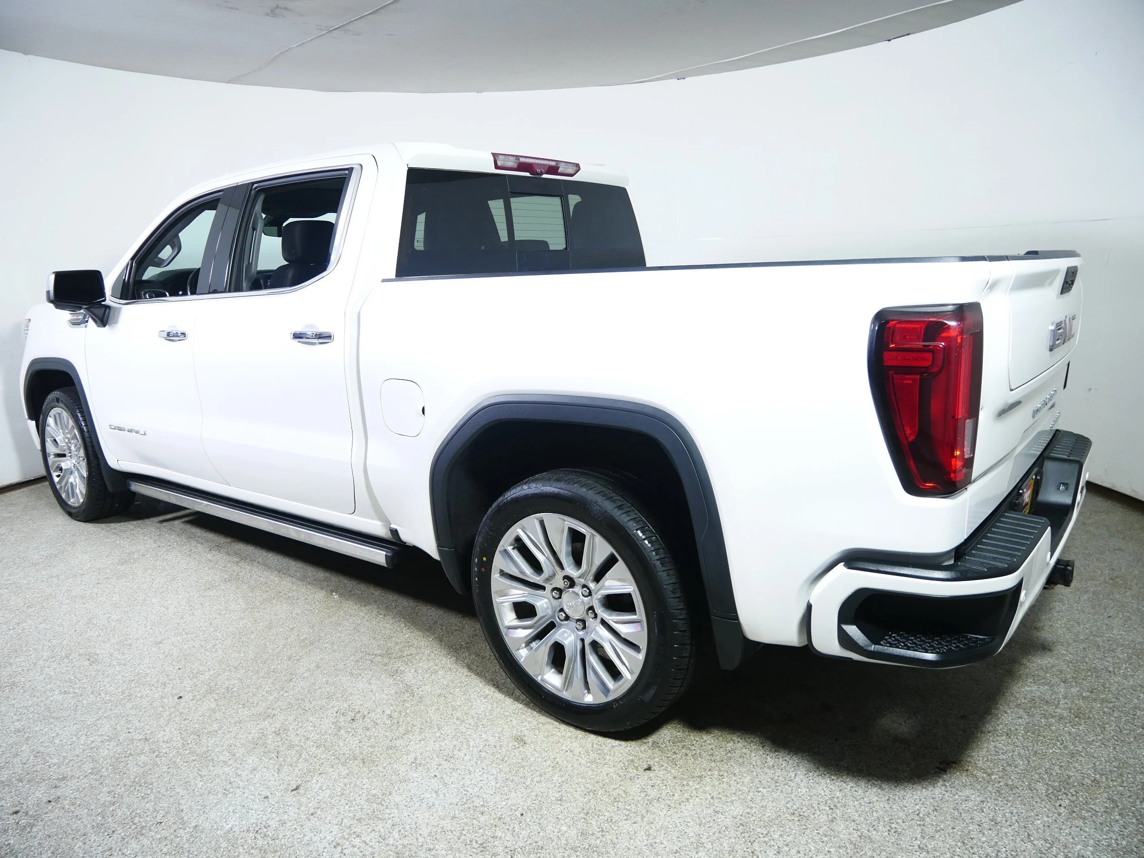 Used 2020 White Frost Tricoat GMC Denali image 5