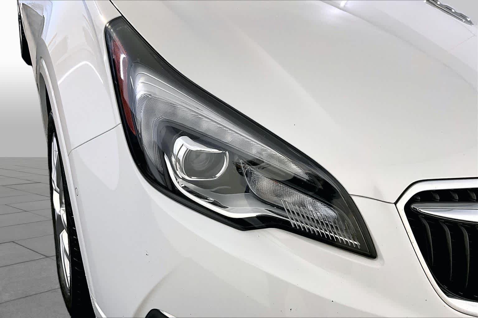 Used 2019 Summit White Buick Premium II image 27