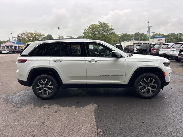 New 2027 Bright White Clear-Coat Paint Jeep Laredo X image 28