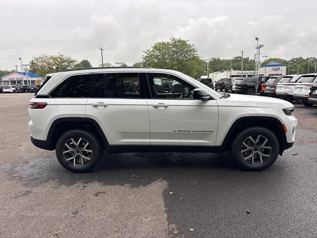 New 2027 White/off-white Jeep Laredo X image 28