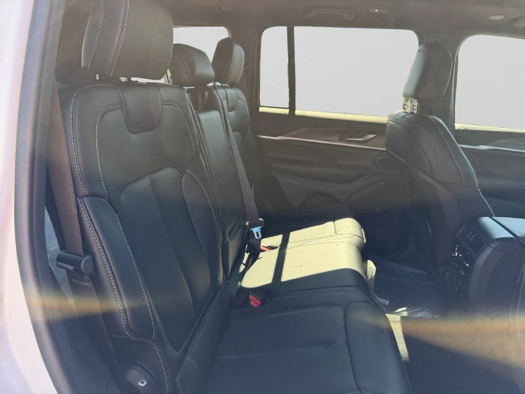 New 2027 Bright White Clear-Coat Paint Jeep Limited Reserve image 18