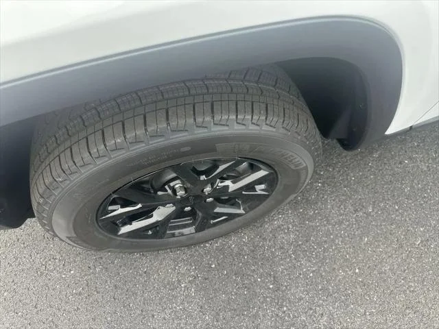 New 2026 Bright White Clear-Coat Exterior Paint Jeep Laredo image 16
