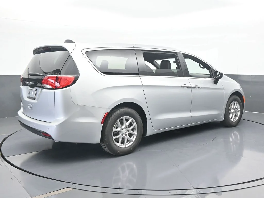 2026 Chrysler Voyager LX - Photo 6