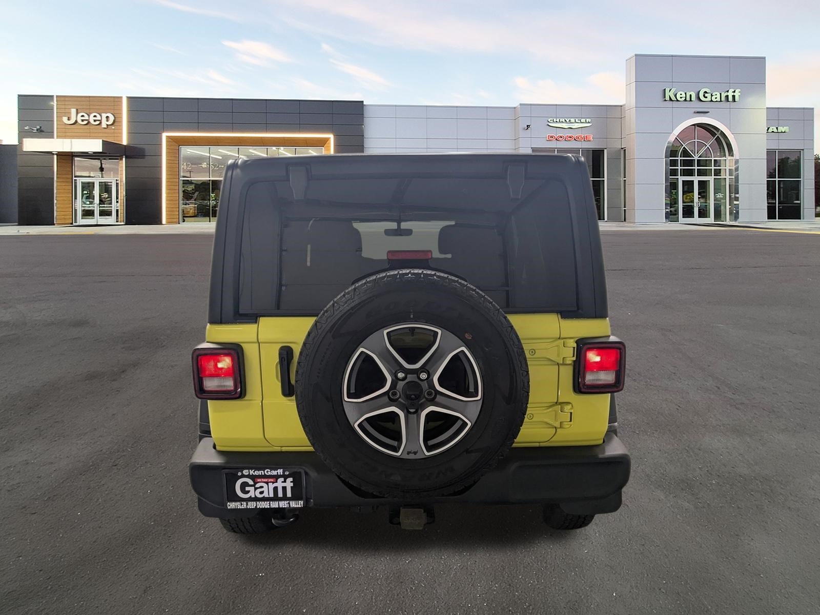 Used 2023 High Velocity Clearcoat Jeep Sport S image 5