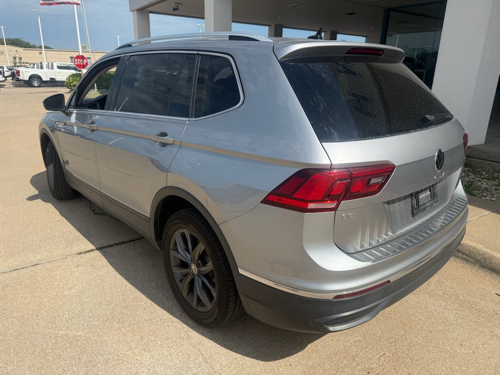 Used 2023 Pyrite Silver Metallic Volkswagen SE image 7