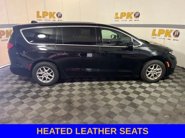Used 2025 Diamond Black Chrysler Select image 2