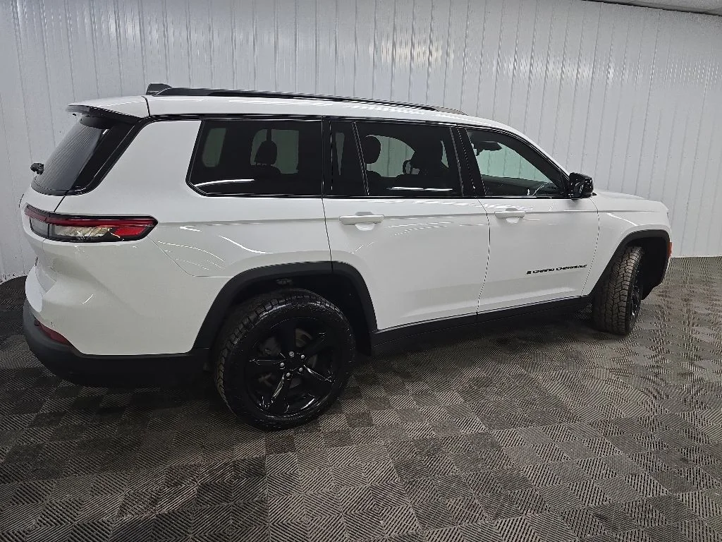 Used 2023 White Jeep Altitude image 3