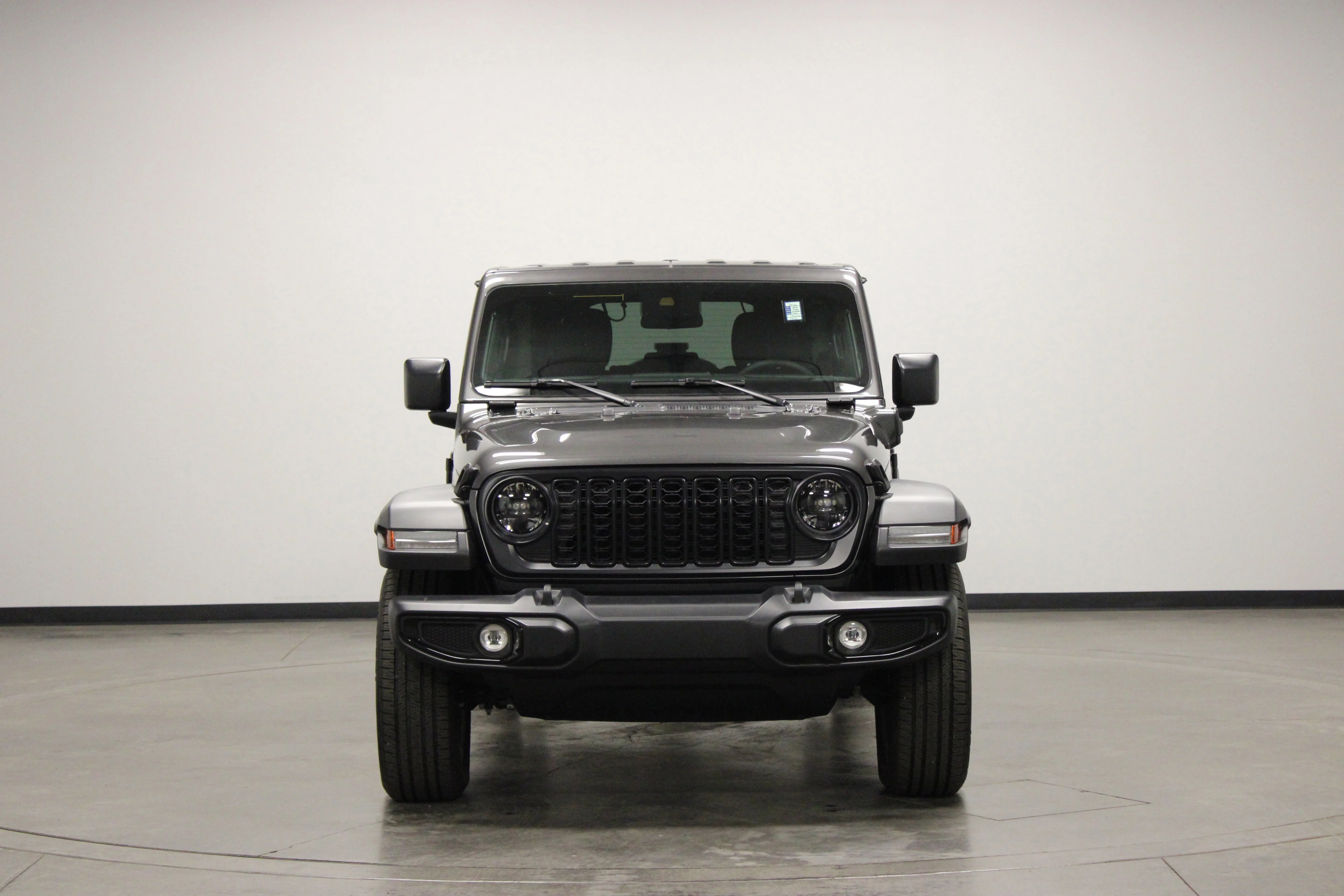Used 2025 Granite Crystal Metallic Clearcoat Jeep Sport S image 3