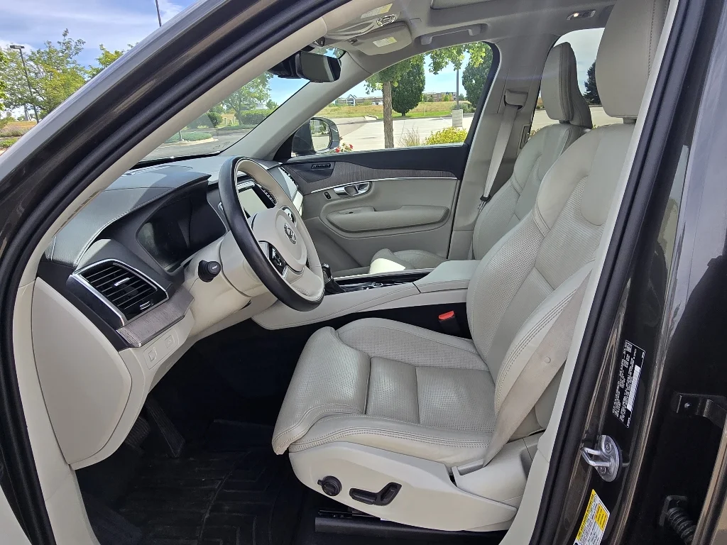 Used 2022 Pine Grey Metallic Volvo Inscription image 13