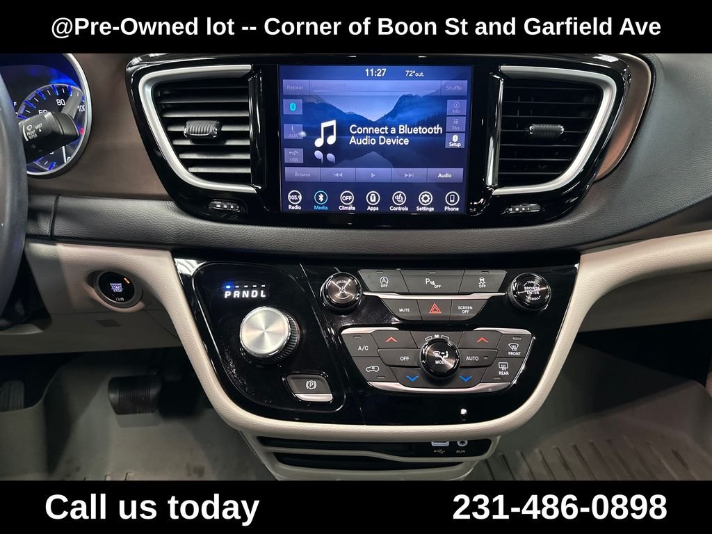 Used 2018 Gray Chrysler Touring L image 19