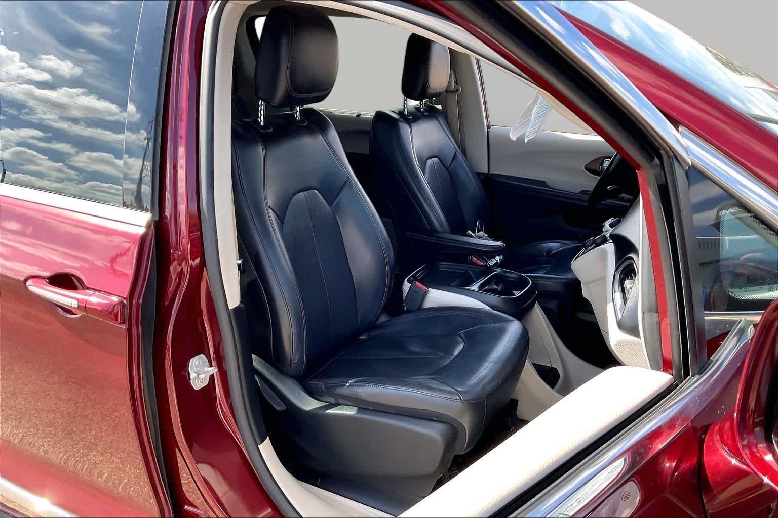 Used 2018 Velvet Red Pearlcoat Chrysler Touring L image 9