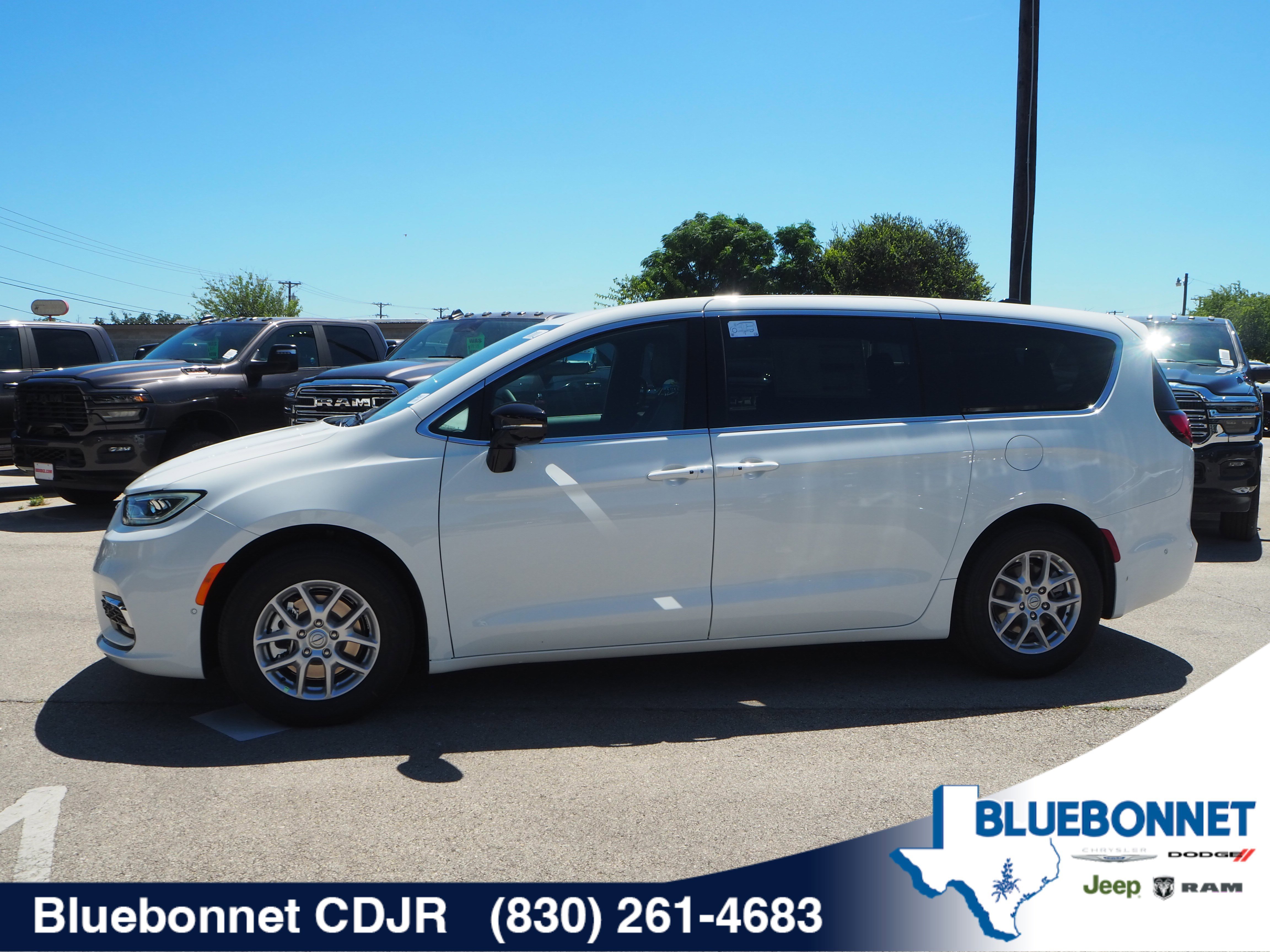 2025 Chrysler Pacifica Select's photo