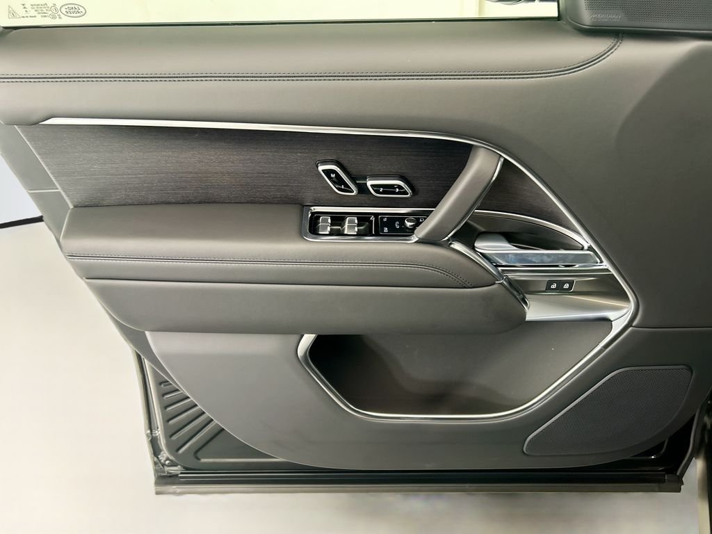 New 2026 Santorini Black Land Rover SE image 23