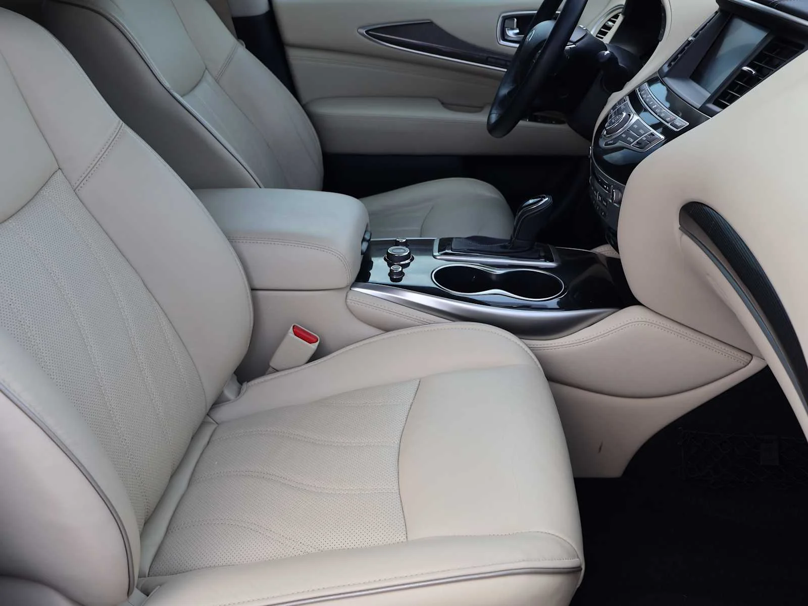 Used 2019 Majestic White INFINITI LUXE image 15