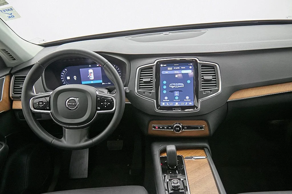 Certified Used 2023 Crystal White Volvo Core image 27