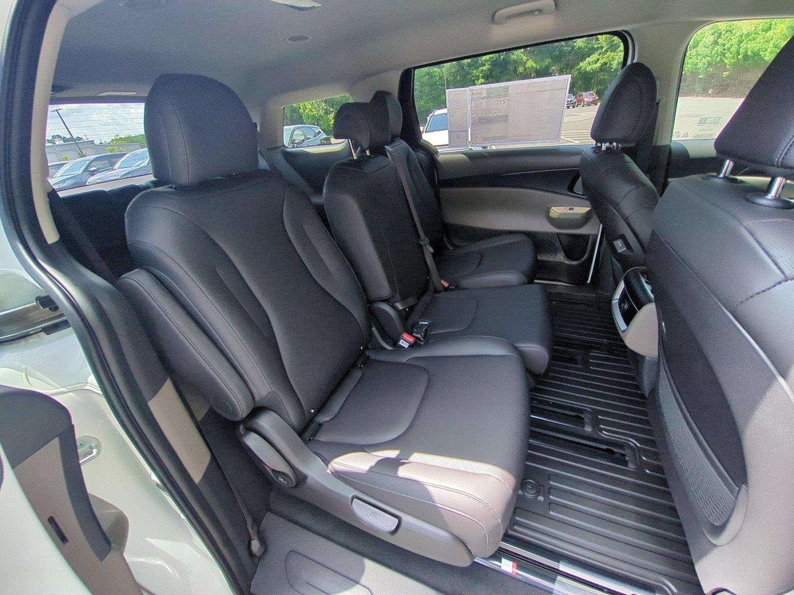 New 2026 Snow White Pearl Kia LXS image 37