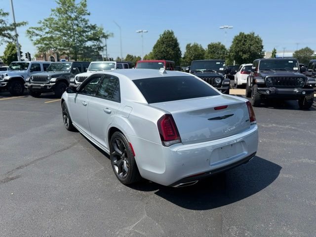Certified Used 2022 Silver Mist Clearcoat Chrysler Touring image 3