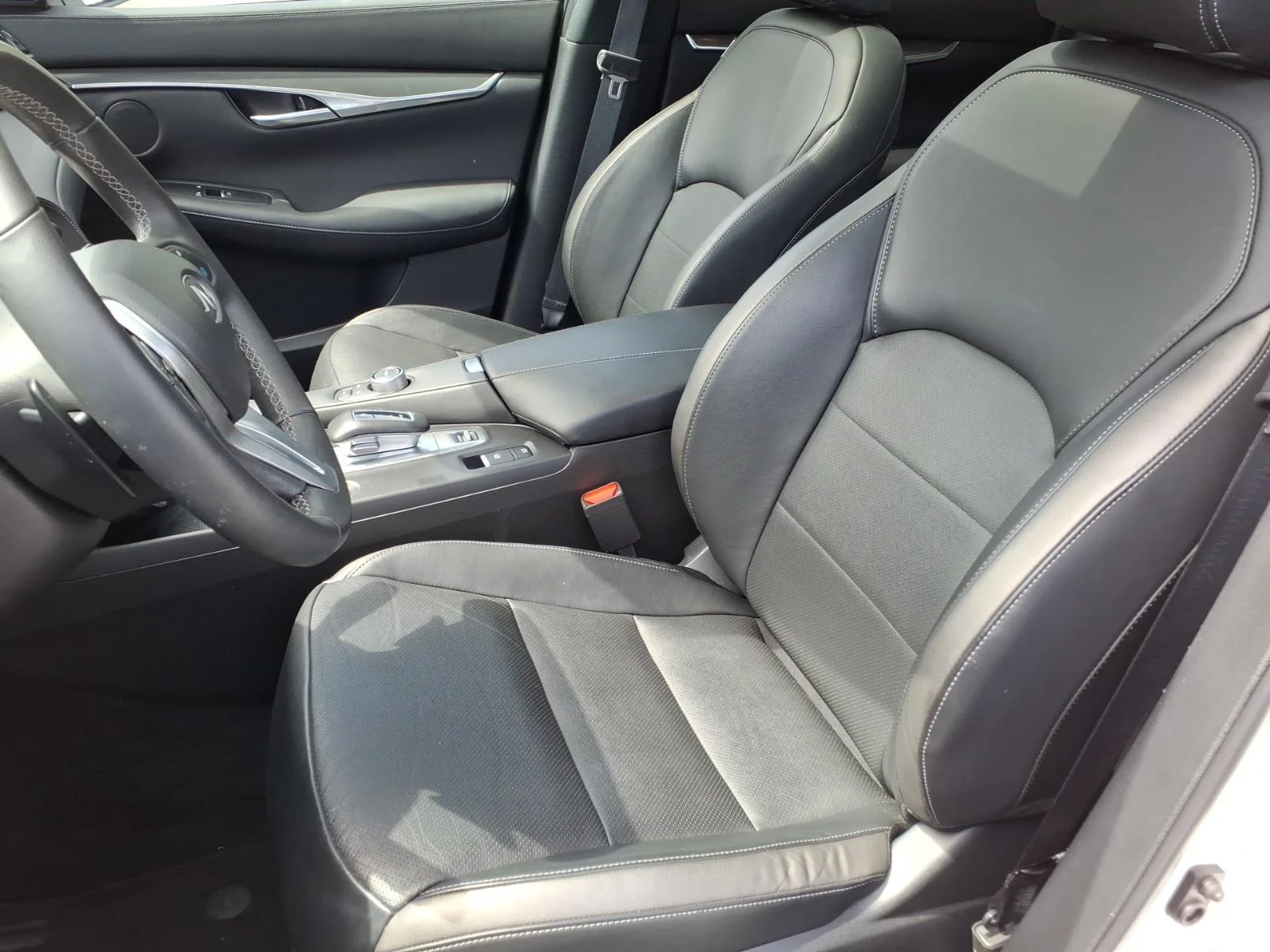 Certified Used 2025 White INFINITI LUXE image 20