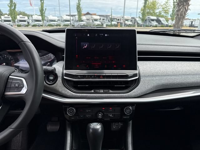 Used 2024 Silver Zynith Metallic Clearcoat Jeep Latitude image 21