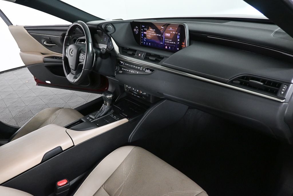 Used 2020 Red Lexus 300h Luxury image 21