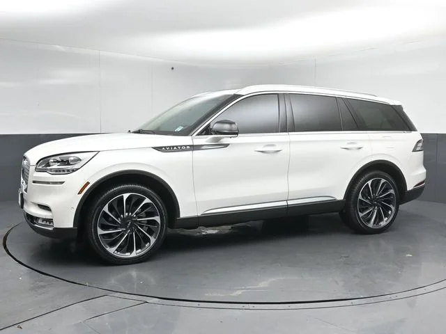 Used 2024 White Lincoln Reserve image 4