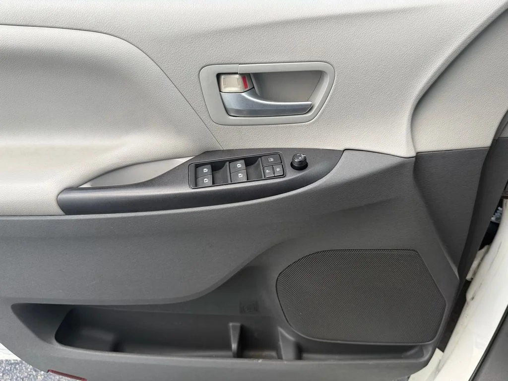 Used 2015 White Toyota LE image 28