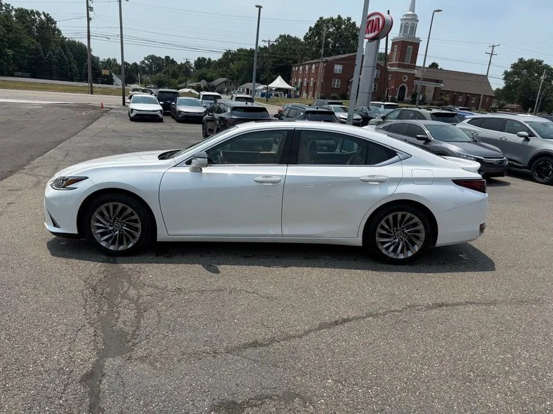 Used 2024 White Lexus 300h Luxury image 5